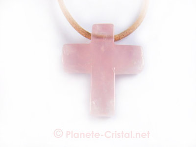 Pendentif croix rose sur cordon