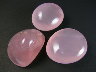 Galet en quartz rose gemme