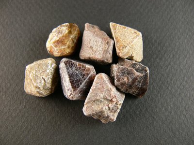 Cristaux zircon pierres en brut naturels bi-pyramide