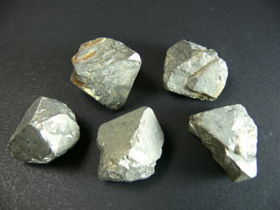 Brut pyramide pyrite pierre native