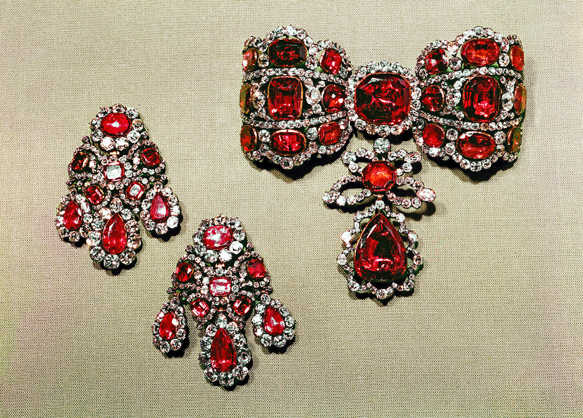 Collier sklavage  avec diamant et boucles d'oreilles girandoles de Catherine II