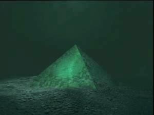 Zoom sur la pyramide au fond de l'océan