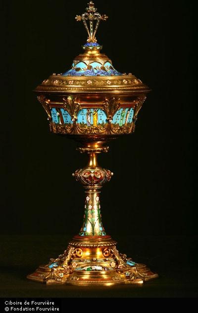 Calice précieux en or et pierres fine du Musée Fourvière à Lyon