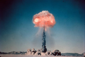 Un cristal n&eacute; de la premi&egrave;re explosion nucl&eacute;aire