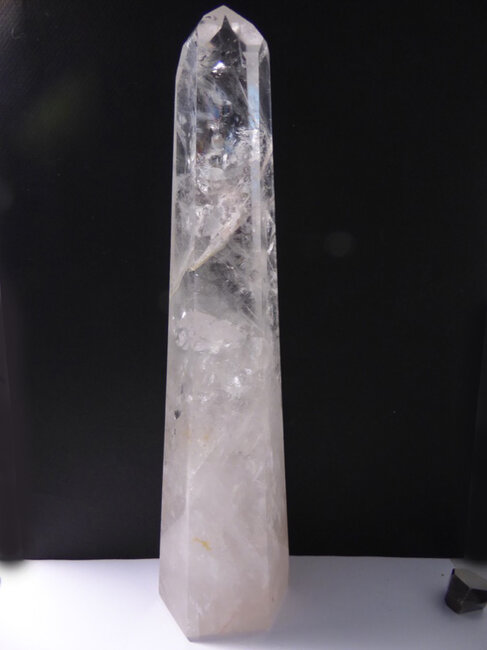 Haut cristal de roche pointe isolee embase plane  