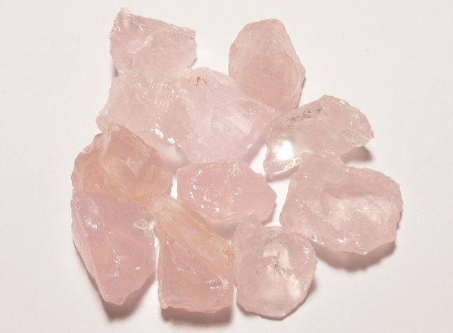 Morceaux de quartz rose en brut gemme