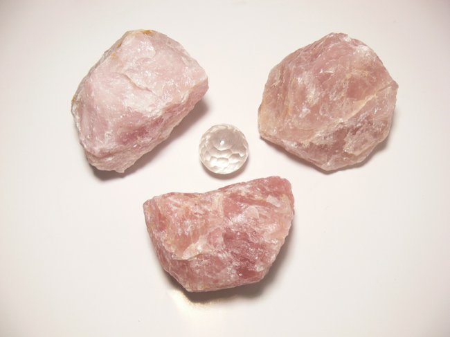 Grosses pierres en quartz rose brut