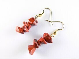 Petite paire de boucles d'oreilles en jaspe rouge