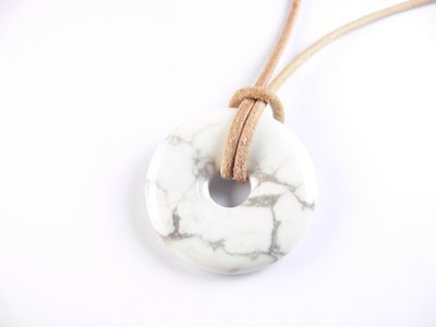 Donut rond blanc en pendentif