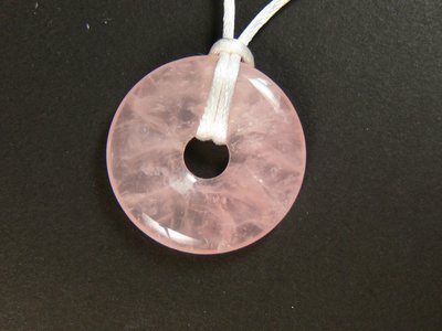 Pendentif pi chinois en quartz rose