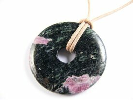 Pendentif rubis zoïsite en donut