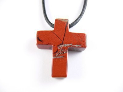 Pendentif croix en pierre de jaspe rouge 