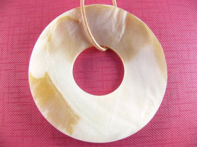 Pendentif grand donut en nacre blanche