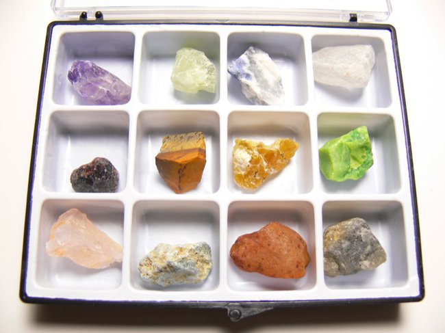 1 ensemble d'échantillons de minéraux naturels, pierres précieuses,  Collection de pierres précieuses, ornement artistique, décoration