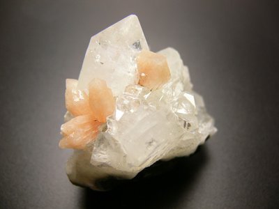 Stilbite mineral sur apophylite