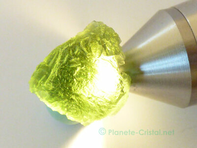 Belle couleur verte tectite moldavite verre naturel