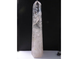 Haut cristal de roche pointe isolee embase plane  