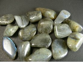 Petite labradorite en pierre roulée