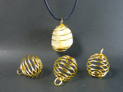 Spirale pendentif pierre dorée