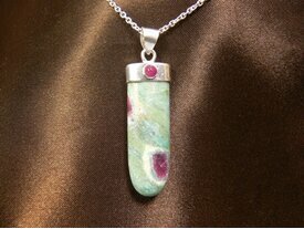 Pendentif rubis sur fuchsite