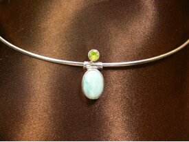 Pendentif larimar et puce de péridot