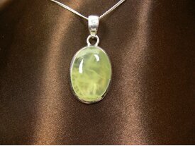 Pendentif prehnite verte en cabochon