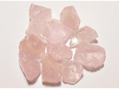 Morceaux de quartz rose en brut gemme