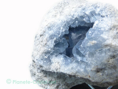 Zoom sur la qualit minralogique des cristaux bleus de ce spcimen de clestite