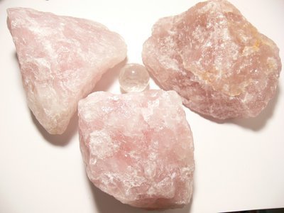 Gros blocs en quartz rose brut