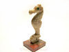 Figurine d'un hippocampe debout en statuette pierre