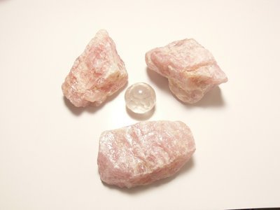 Petits galets bruts en quartz rose 