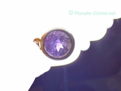 Zoom sur la pierre fine d'amthyste gemme transparente