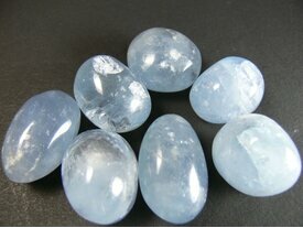 Célestite bleue polie et roulée en petits galets