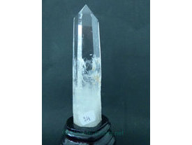 Cristal de roche pur gemme debout sur embase