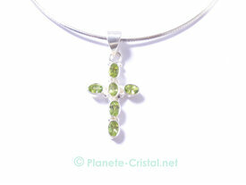 Bijou croix argent et peridot vert taille