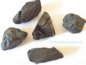 Gros spinelle pierre noire brute
