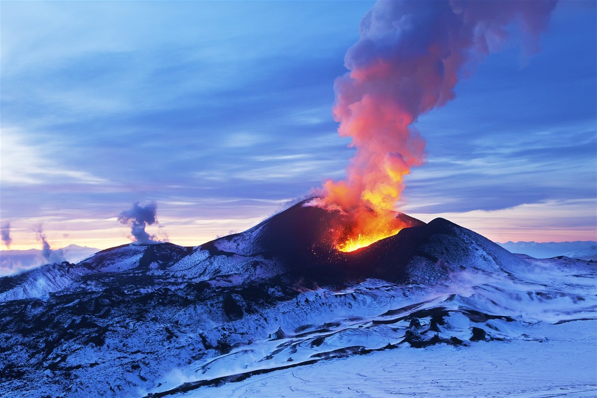 Volcan en feu Russe du Kamchatka