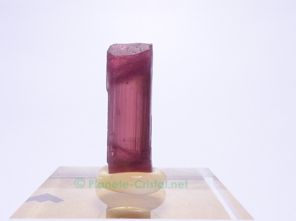 Cristal de tourmaline prismatique vari&eacute;t&eacute; rubellite v&eacute;ritable