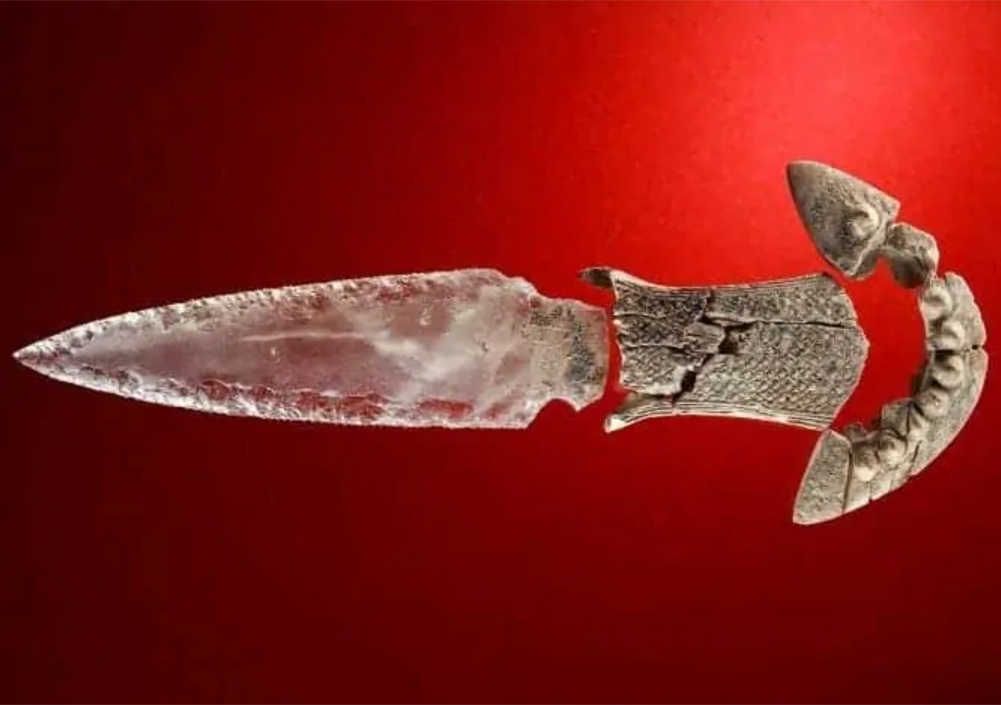 Exeptionnelle dague-poignard artefact du neolithique