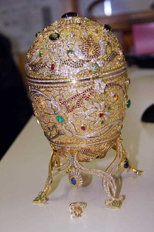 Oeuf en or et pierres précieuses Fabergé 