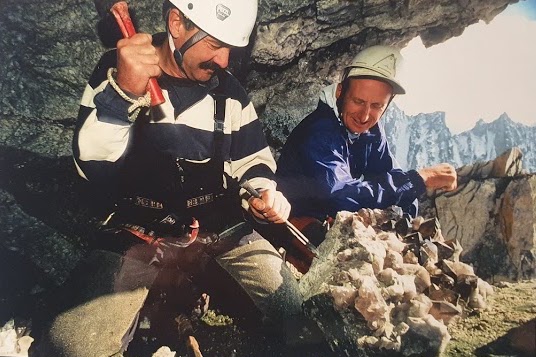 deux cristalliers Jean-Franck Charlet et René Ghilini découvrent un four de quartz fumé sur la pointe Kurz.