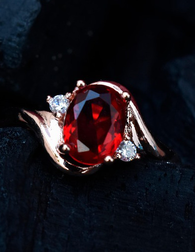 Magnifique bijou ancien en or 18 carats et monté d'un rubis sang de pigeon