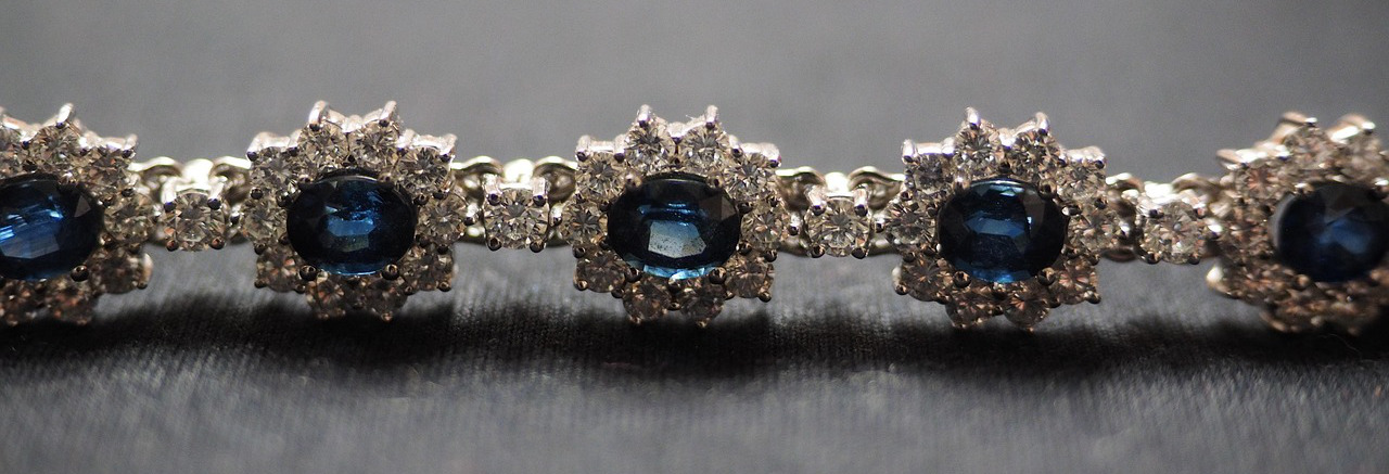 Bracelet Saphirs bleus et diamants sertis broches