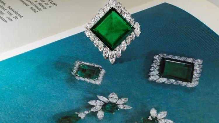 Bijoux broche Cartier sertie d'Émeraudes et de diamants somptueux