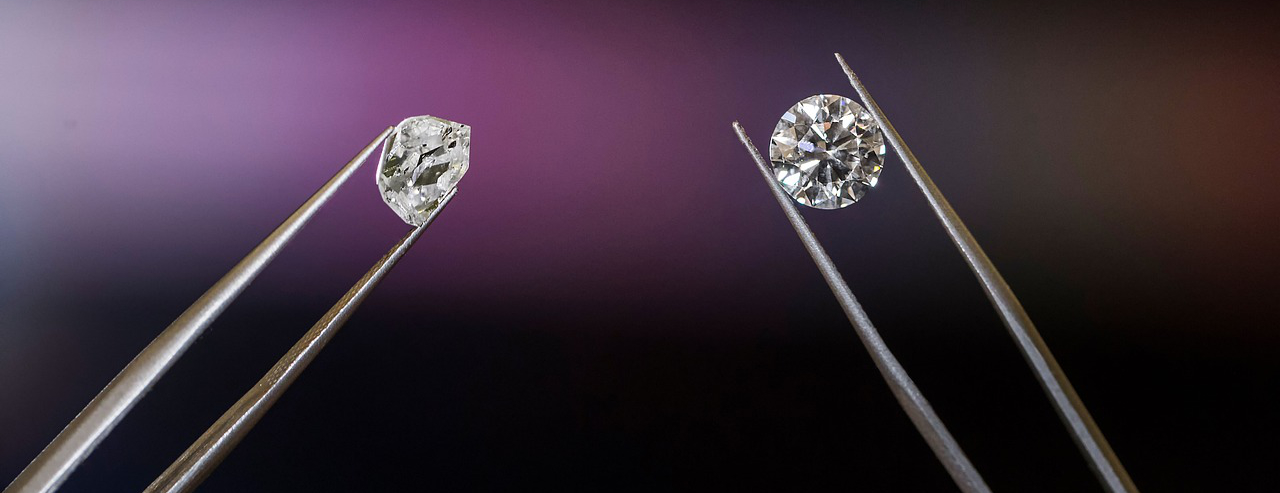Etude de diamants avec un jeu de brucelles de gemmologue
