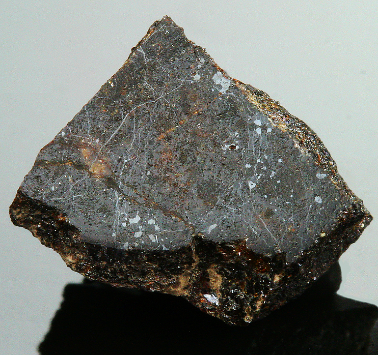 Fragment d'angrite : météorite achondrite tombée au Brésil en 1869