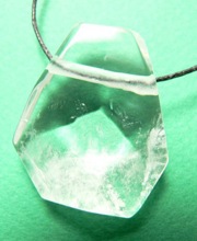 Bijou percé en quartz cristal design