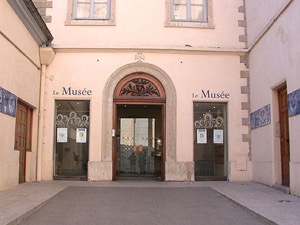 Entrée du Musée Fourvière à Lyon près de la Vierge Marie