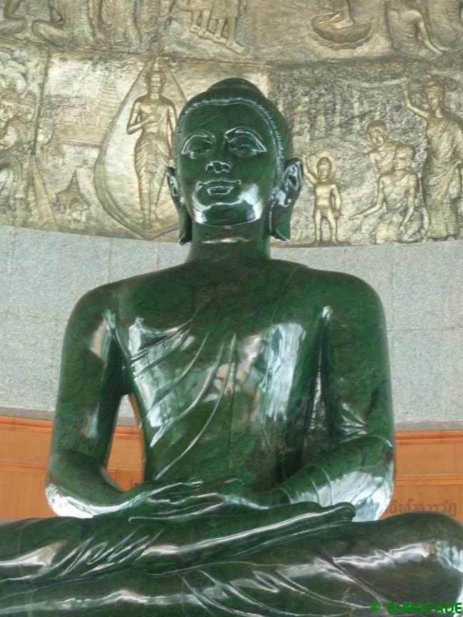 Bouddha vert vue de face