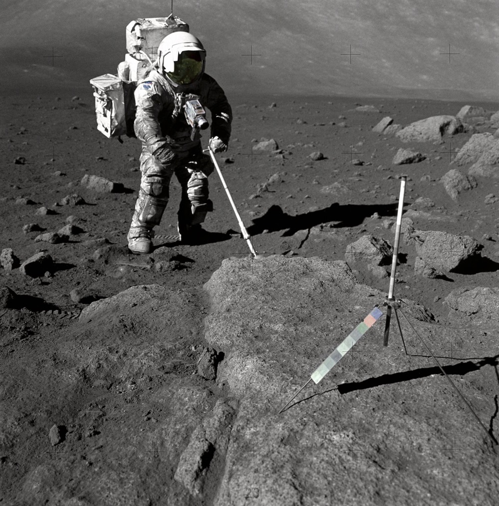 Astronaute sur la lune en 1972 lors d'un prélévement de minéraux